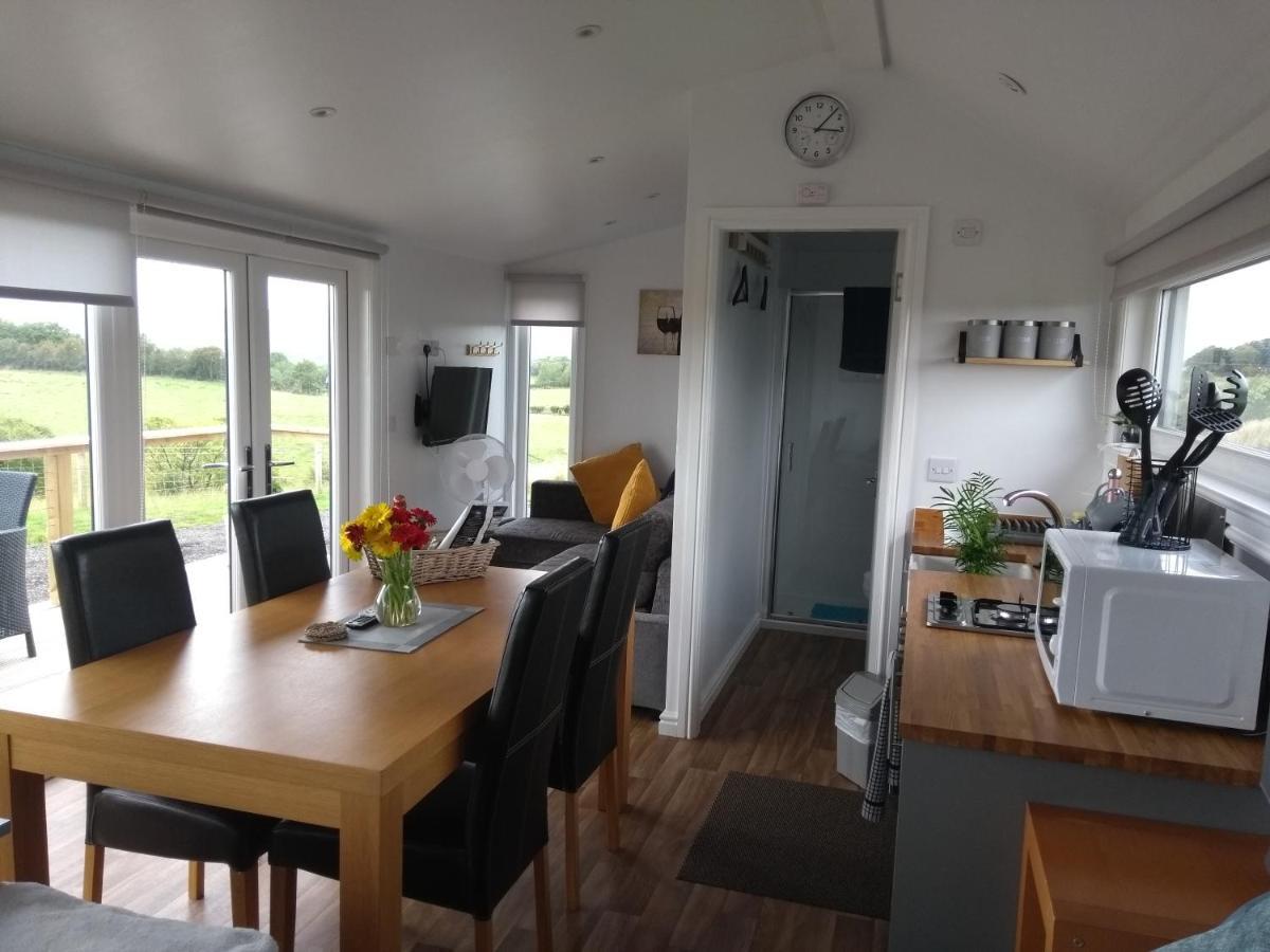 Cleeves Cabins Ailsa Luxury Lodge With Hot Tub Dalry  Bagian luar foto
