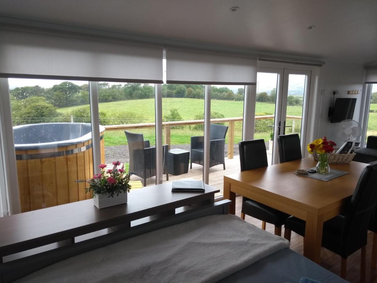Cleeves Cabins Ailsa Luxury Lodge With Hot Tub Dalry  Bagian luar foto