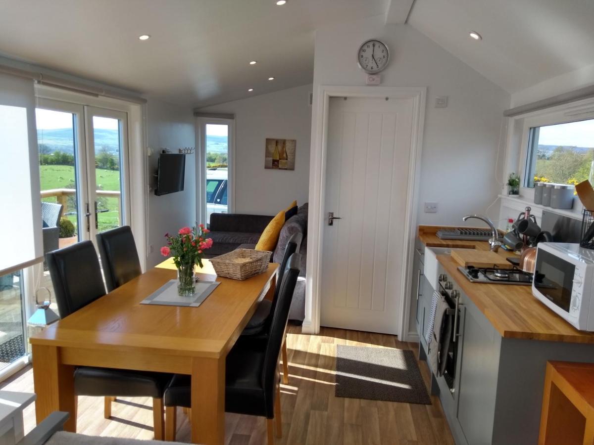 Cleeves Cabins Ailsa Luxury Lodge With Hot Tub Dalry  Bagian luar foto