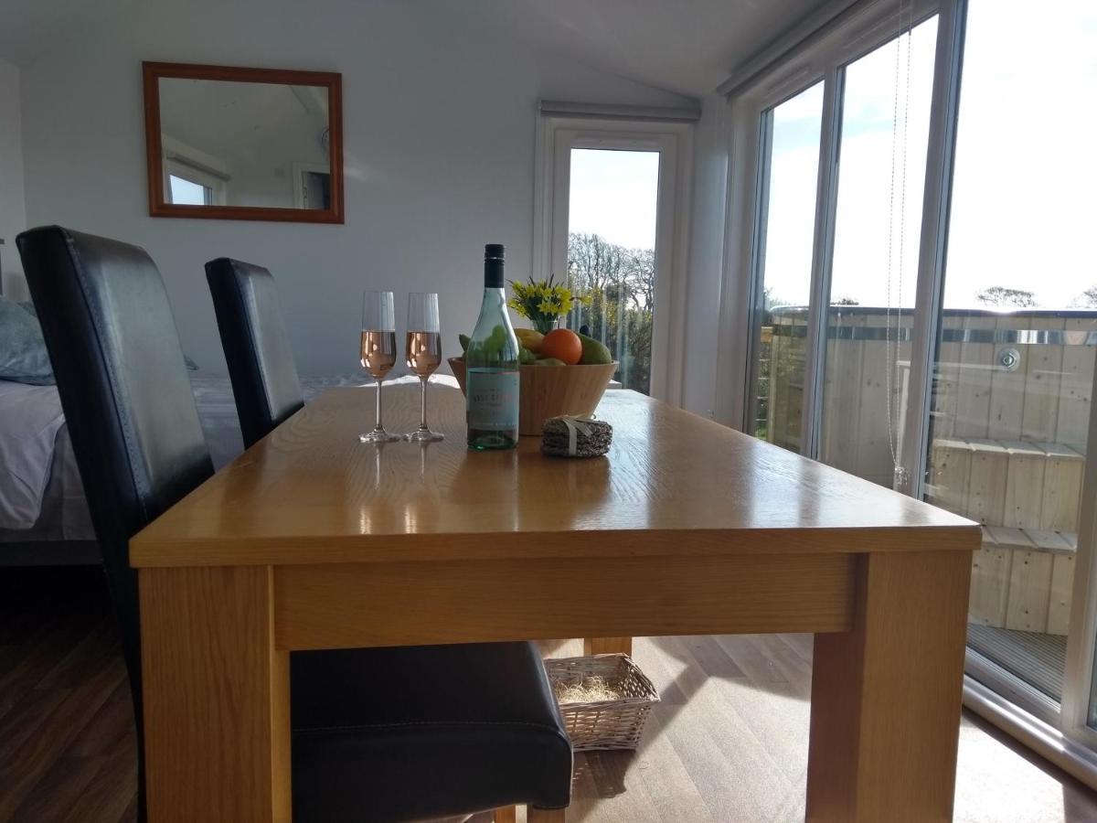 Cleeves Cabins Ailsa Luxury Lodge With Hot Tub Dalry  Bagian luar foto