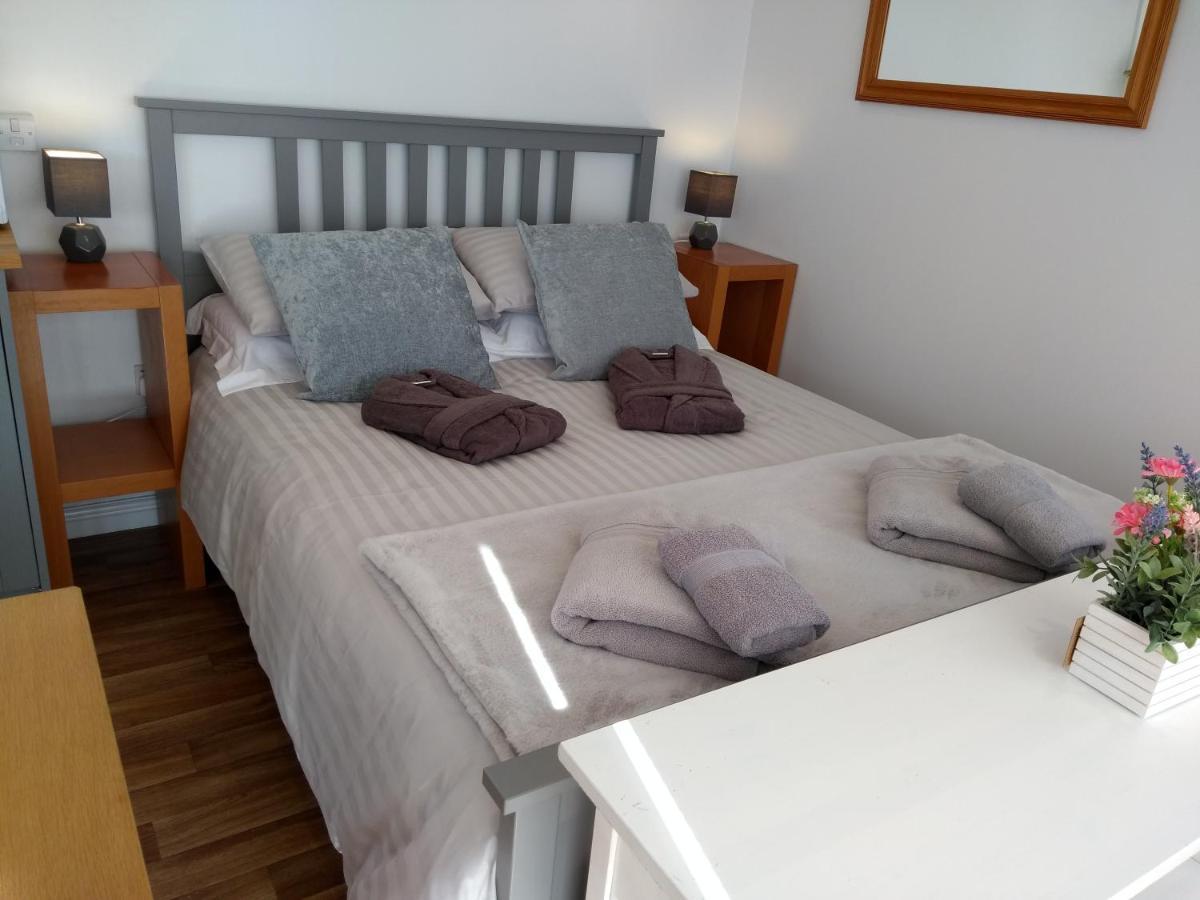 Cleeves Cabins Ailsa Luxury Lodge With Hot Tub Dalry  Bagian luar foto