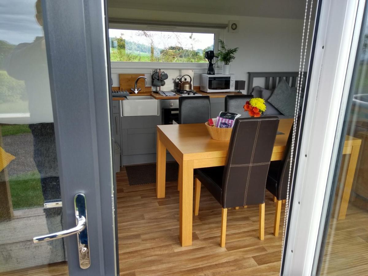 Cleeves Cabins Ailsa Luxury Lodge With Hot Tub Dalry  Bagian luar foto